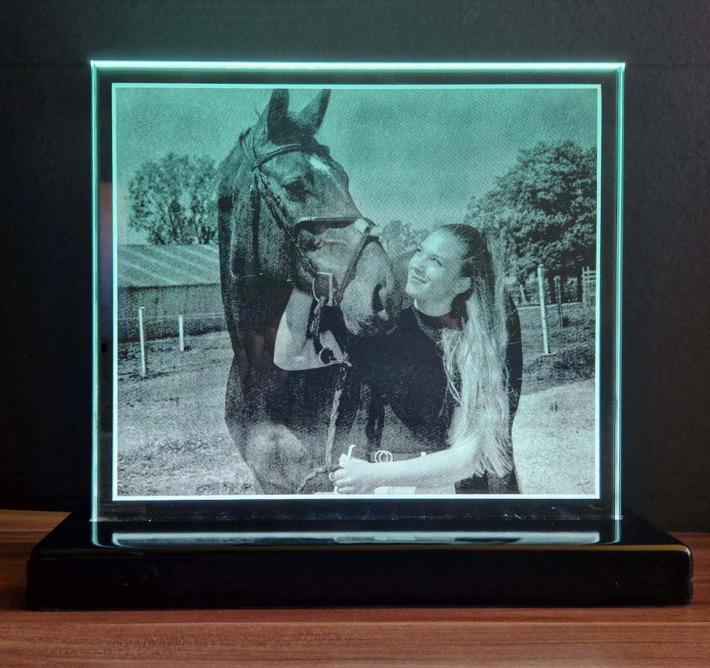 Lány lóval megvilágítható üvegkép